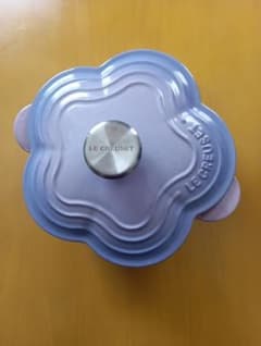 LE CREUSET 両手鍋 紫 約20cmのサムネイル