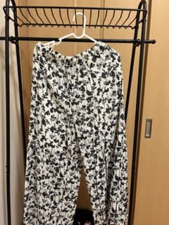 花柄 ワイドパンツ イージーパンツ ホワイト×ブラックのサムネイル