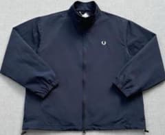 Fred Perry深い青色 ジップアップ ナイロンジャケット美品です Fred Perry深い青色 ジップアップ ナイロンジャケット美品ですフ