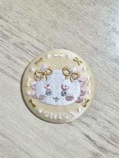 ちいかわ　刺繍缶バッジ　ビスケット2 シーサーのサムネイル