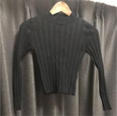 黒ニットトップスのサムネイル