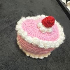 ハンドメイド かぎ針編み ハートケーキ（いちご付き）あみぐるみ
