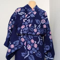 リッチな体型の方におすすめ　USED　紺　がく紫陽花ふうの花柄 有松絞り浴衣 リッチな体型の方におすすめ USED 紺 がく紫陽花ふうの花柄 有松絞り