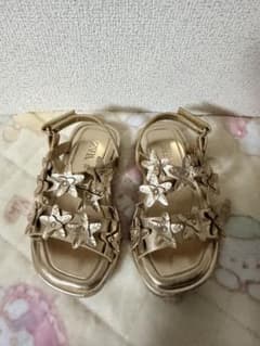 ZARA キッズ サンダル ゴールド フラワーモチーフのサムネイル