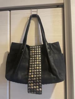 TRES スタッズ付き黒レザートートバッグのサムネイル