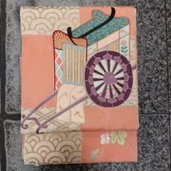 御所車が太鼓いっぱいに手刺繍で配されたビンテージの袋帯です。のサムネイル