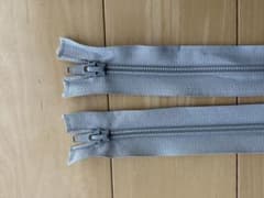 中古　 YKK ファスナー ライトグレー 2本セットのサムネイル
