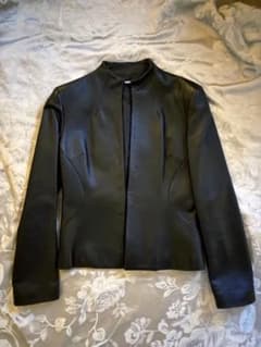 DKNY ラムレザー ノーカラージャケット 黒 羊革 ショート丈 ミニマル 美品 DKNY ラムレザー ノーカラージャケット 黒 羊革 ショート丈 ミニマル
