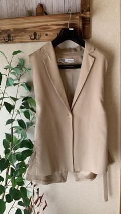 最終価格ZARA ベージュ ノースリーブとろみがあるベスト