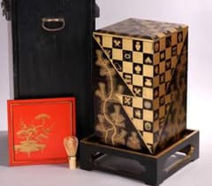【MB209】時代物 市松に宝尽 松竹梅 金蒔絵 五段重箱 台付 天然木 漆塗 MB209】時代物 市松に宝尽 松竹梅 金蒔絵 五段重箱 台付 天然木 漆塗