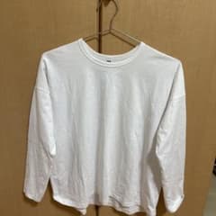 ユニクロホワイト長袖Tシャツのサムネイル