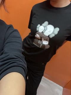 KAWS×UNIQLO プリント Tシャツ 150サイズのサムネイル