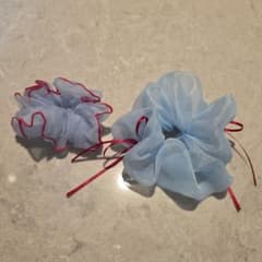 Bộ Scrunchie gồm 2 màu xanh x đỏ ngang nhau kiểu ngộ độc tình yêu = LOVE - 2
