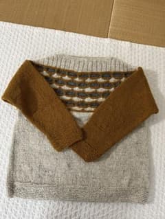 グレーとマスタードの長袖セーターのサムネイル