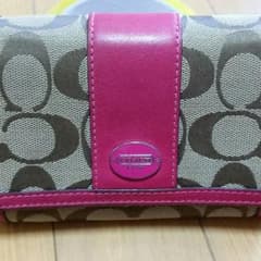 COACH。ピンク。2つ折り財布。のサムネイル