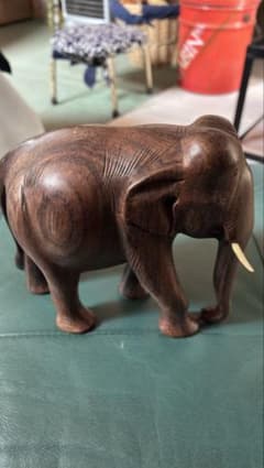 木製象の彫刻のサムネイル