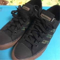 adidasスニーカーのサムネイル