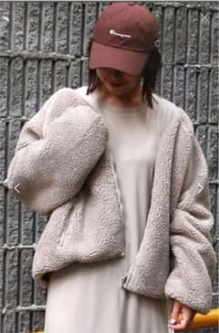 新品！ノーカラーリバーシブルボアブルゾン ベージュ  VENCEEXCHANGEのサムネイル