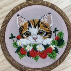 r*n様 ハンドメイド 刺繍フレーム 苺と猫 三毛猫 - メルカリ