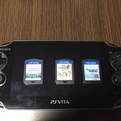 PS VITA本体とカセット三つ付きのサムネイル