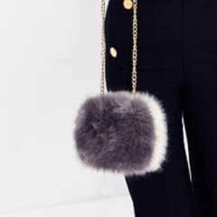 なぉさま 専用ZARA★完売  ファー チェーンバッグのサムネイル