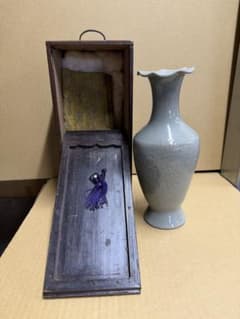L530」長期保管品 青磁 陰刻輪花文花生 花瓶 木箱入り - メルカリ