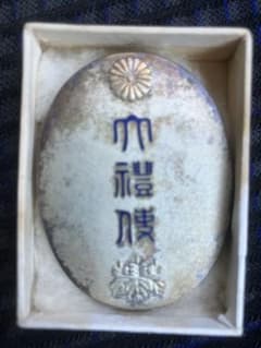 オーバル型金属製ピンバッジ　勲章　小判のサムネイル