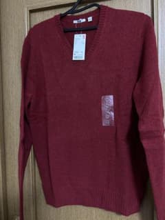 【新品タグ付き】UNIQLO ラムブレンドVネックセーター 赤 Mのサムネイル
