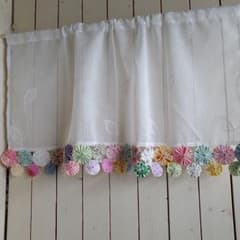 カフェカーテン◇ヨーヨーキルト付き◇ナチュラル◇レトロポップ