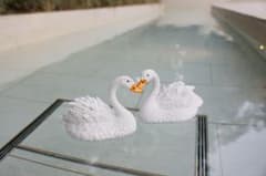 【4/26まで値下げ】白鳥の置物 2つセット 中型 ホワイト プール 結婚式のサムネイル