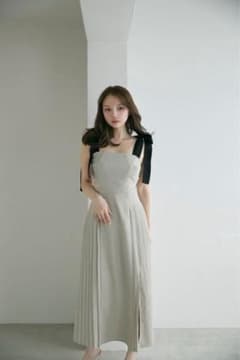 美品 andmary Ann ribbon pleats dress ベージュのサムネイル