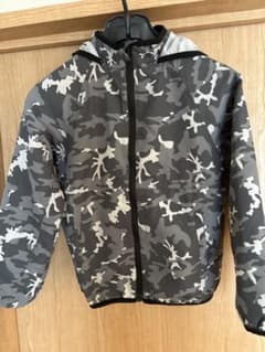 美品⭐︎グレー・カモフラージュジャケット　140cmのサムネイル