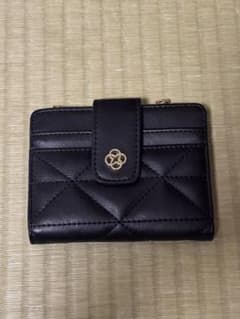 黒いキルティング二つ折り財布のサムネイル