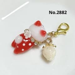 No.2882 ぐでねこの苺チャーム - メルカリ