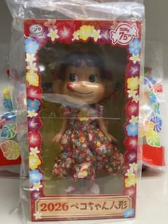 不二家 2026 ペコちゃん人形 75周年記念 お菓子付き - メルカリ