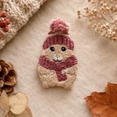ハムスターの冬支度｜手刺繍ブローチ・キーホルダーのサムネイル