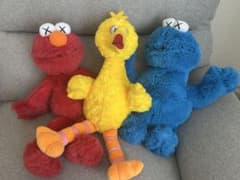 値下げしました⭐︎ カウズ　セサミストリート ぬいぐるみセット 3体のサムネイル
