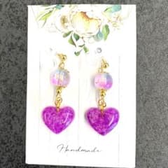レジンイヤリング・ピアス ハート型かすみ草フレーク紫 - メルカリ