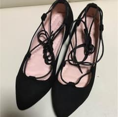 新品未使用 編み上げクロス ローヒールパンプスのサムネイル