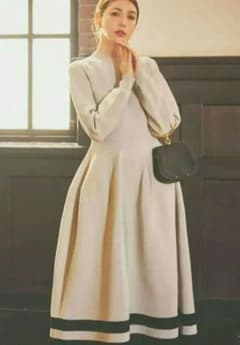 配色ライン入りニットフレアワンピース　グレージュ 配色ライン入りニットフレアワンピース グレージュ - メルカリ