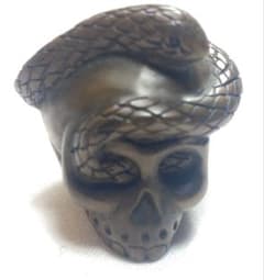 頭蓋骨と蛇の彫刻根付柘植 骸骨（どくろ）と蛇黄楊繊細彫刻 - メルカリ