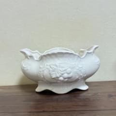 陶器製 花瓶 フラワーベース アイボリー 葡萄モチーフ - メルカリ