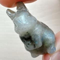 ラブラドライト うさぎ ウサギ カービング 天然石 置き物 置物 - メルカリ
