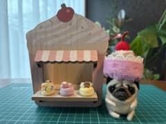 羊毛フェルト パグ　ケーキ屋さんの看板犬 ミニチュア什器付き 一点物ハンドメイドのサムネイル