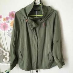 カーキ色のブルゾンのサムネイル