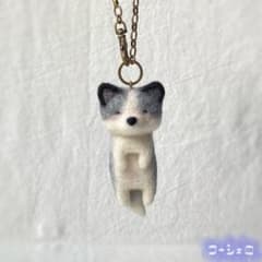 プラチナキツネ　のんべんだらり　バッグチャーム　羊毛フェルト　ハンドメイドのサムネイル