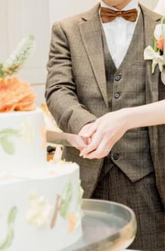 前撮り　結婚式　新郎　タキシード　スーツ　スリーピースのサムネイル