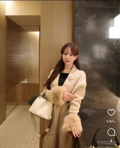 Qung ベルトファーカフガウンcardigan ベージュ - メルカリ