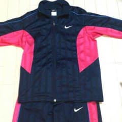 大幅値下げしました！Nikeの上下セット 紺にピンクのラインのサムネイル