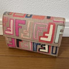 美品　FENDI ズッカ柄　マルチカラー　三つ折り　財布　ベージュ 美品 FENDI ズッカ柄 マルチカラー 三つ折り 財布 ベージュ - メルカリ
